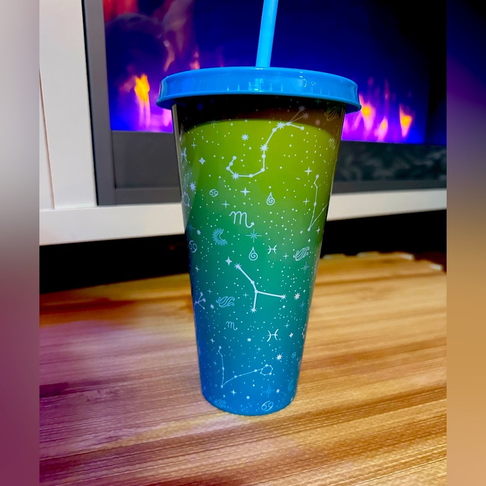 ❌❌SOLD❌ 25 oz zodiac ombre green blue stars sky universe astrology recyled